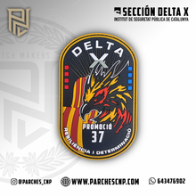 Cargar imagen en el visor de la galería, EMBLEMA PROMOCIÓ XXXVII MOSSOS D´ESQUADRA SECC DELTA X AÑO 2024
