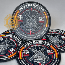 Cargar imagen en el visor de la galería, EMBLEMA CONMEMORATIVO INSTRUCTOR DE TIRO 2023
