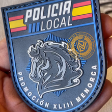 Cargar imagen en el visor de la galería, EMBLEMA CONMEMORATIVO PROMOCIÓN XLIII DE LAS POLICIAS LOCALES DE MENORCA - BALEARES
